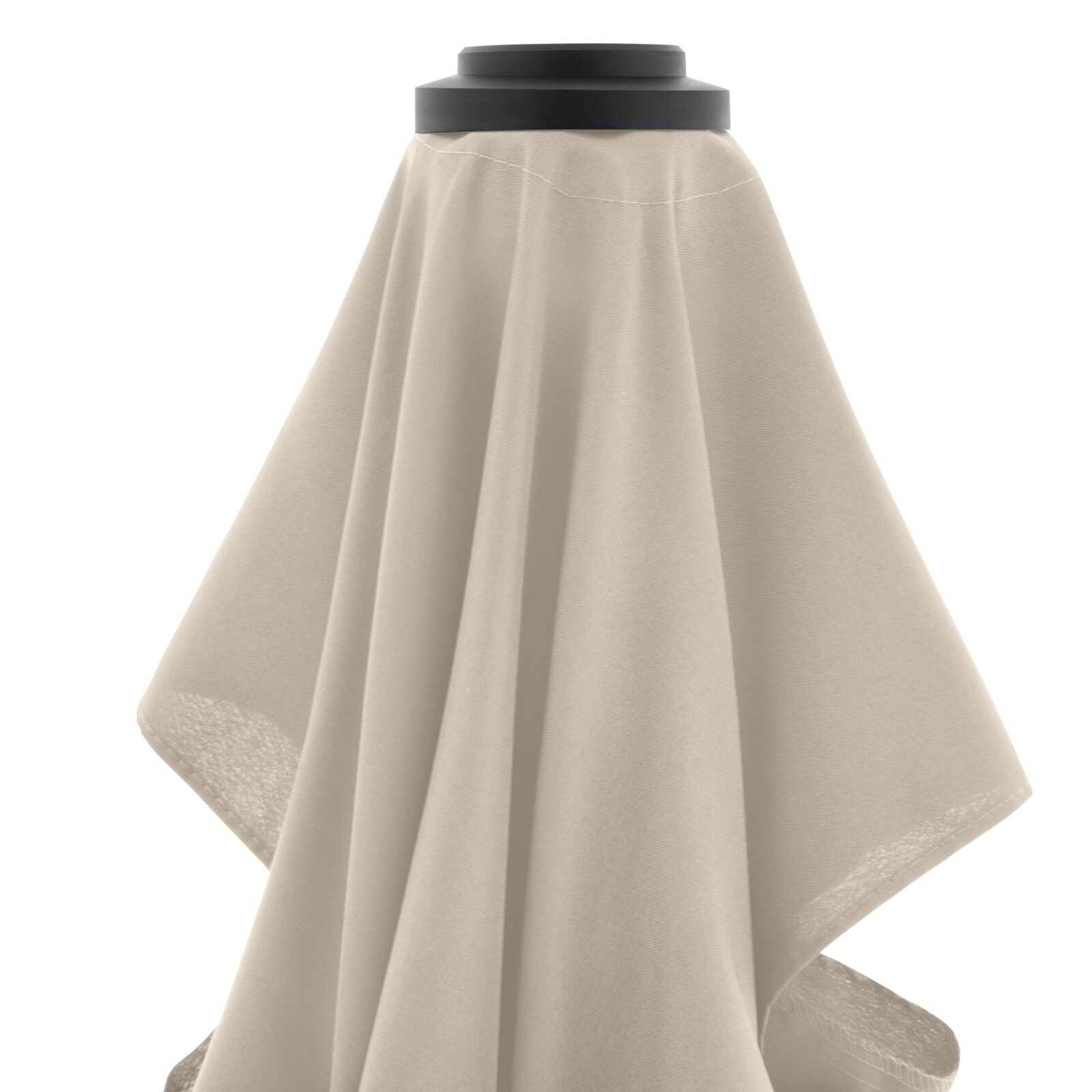 Beige stoffen lampenkap met zwarte rand op een witte achtergrond, detailfoto van schuin van voren boven
