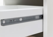 Nahaufnahme einer weißen Schublade mit Metallschiene, seitliche Perspektive