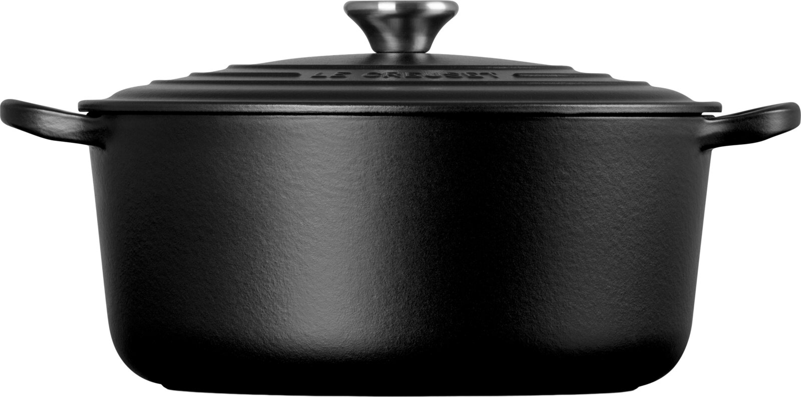 Zwarte gietijzeren braadpan met deksel, brede handgrepen en metalen knop, recht van voren afgebeeld