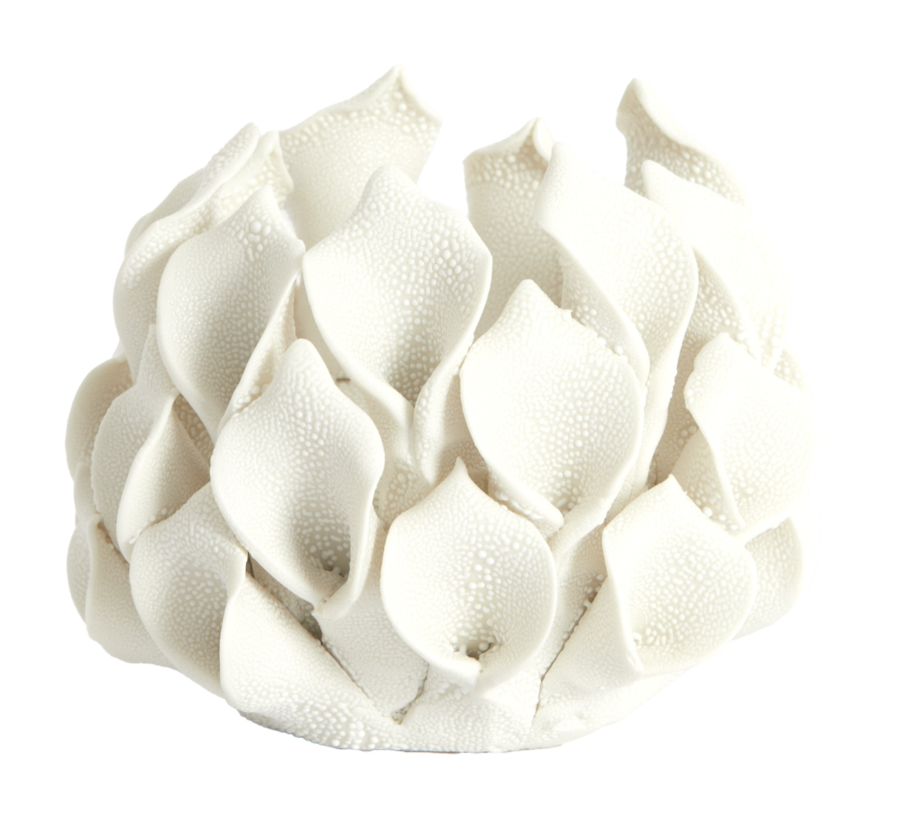 Weiße, blütenförmige Teelichthalterung aus Keramik, seitliche Perspektive