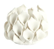 Weiße, blütenförmige Teelichthalterung aus Keramik, seitliche Perspektive