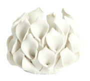 Weiße, blütenförmige Teelichthalterung aus Keramik, seitliche Perspektive