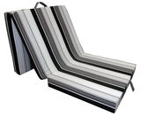 Faltmatratze 190 x 70 cm mit schwarz-weißen Streifen, seitliche Perspektive