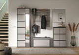 Moderne Garderobenschrank-Kombination in einem Flur, bestehend aus einem hohen Schrank mit Spiegel, einer Wandgarderobe mit Haken und Ablage, einer Sitzbank mit Stauraum und einem kleinen Schrank. Perspektive: Frontalansicht.