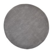 Runder, grauer Teppich mit weicher Oberfläche, Draufsicht