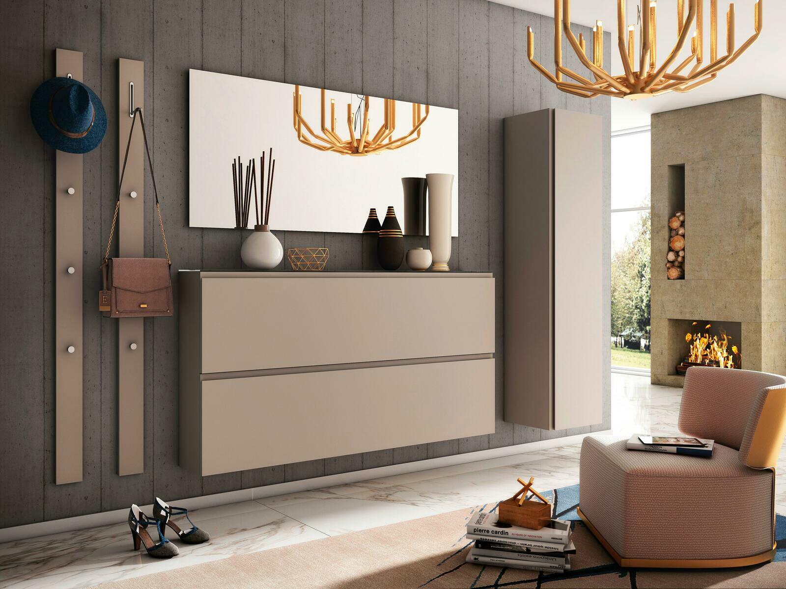 Moderne Garderobeneinrichtung mit XL-Hängeschuhschrank, Spiegel und Garderobenpaneel in einem stilvollen Raum mit Kamin, aus seitlicher Perspektive betrachtet.