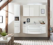 Moderner weißer Hochschrank im Badezimmer, frontal betrachtet, mit Handtüchern und dekorativen Elementen.