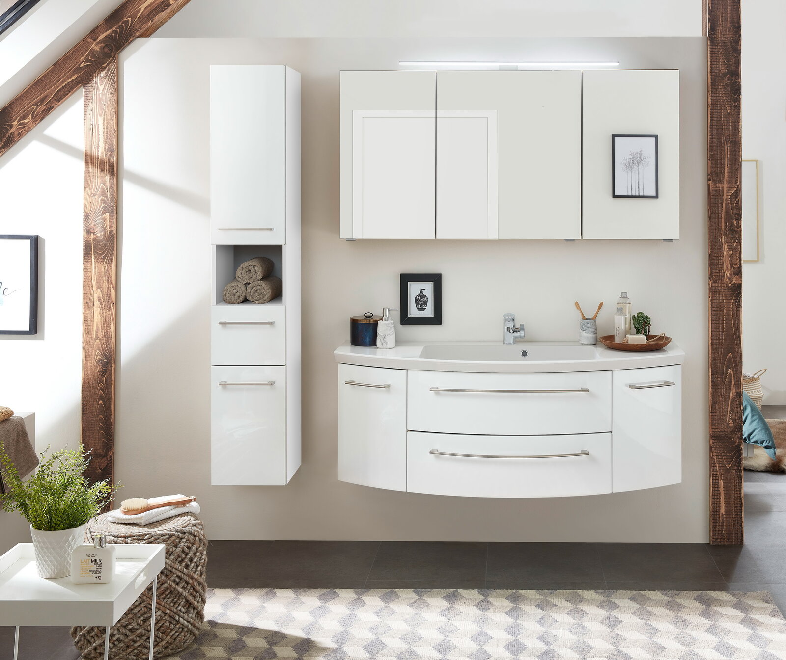 Moderner weißer Hochschrank im Badezimmer, frontal betrachtet, mit Handtüchern und dekorativen Elementen.