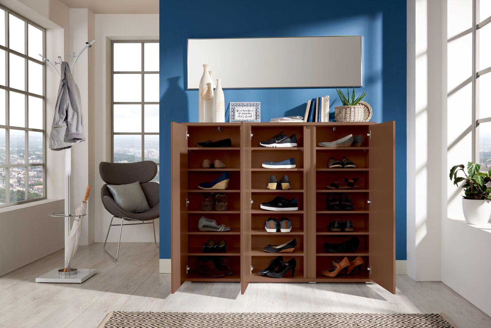 Schuhschrank in einem modernen Raum mit geöffneter Tür, gefüllt mit verschiedenen Schuhen, aus frontaler Perspektive.