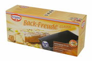Verpackung der Dr. Oetker Back-Freude Classic Kastenform 25 cm, schräg von vorne fotografiert, mit Abbildung eines gebackenen Kuchens und Produktinformationen.