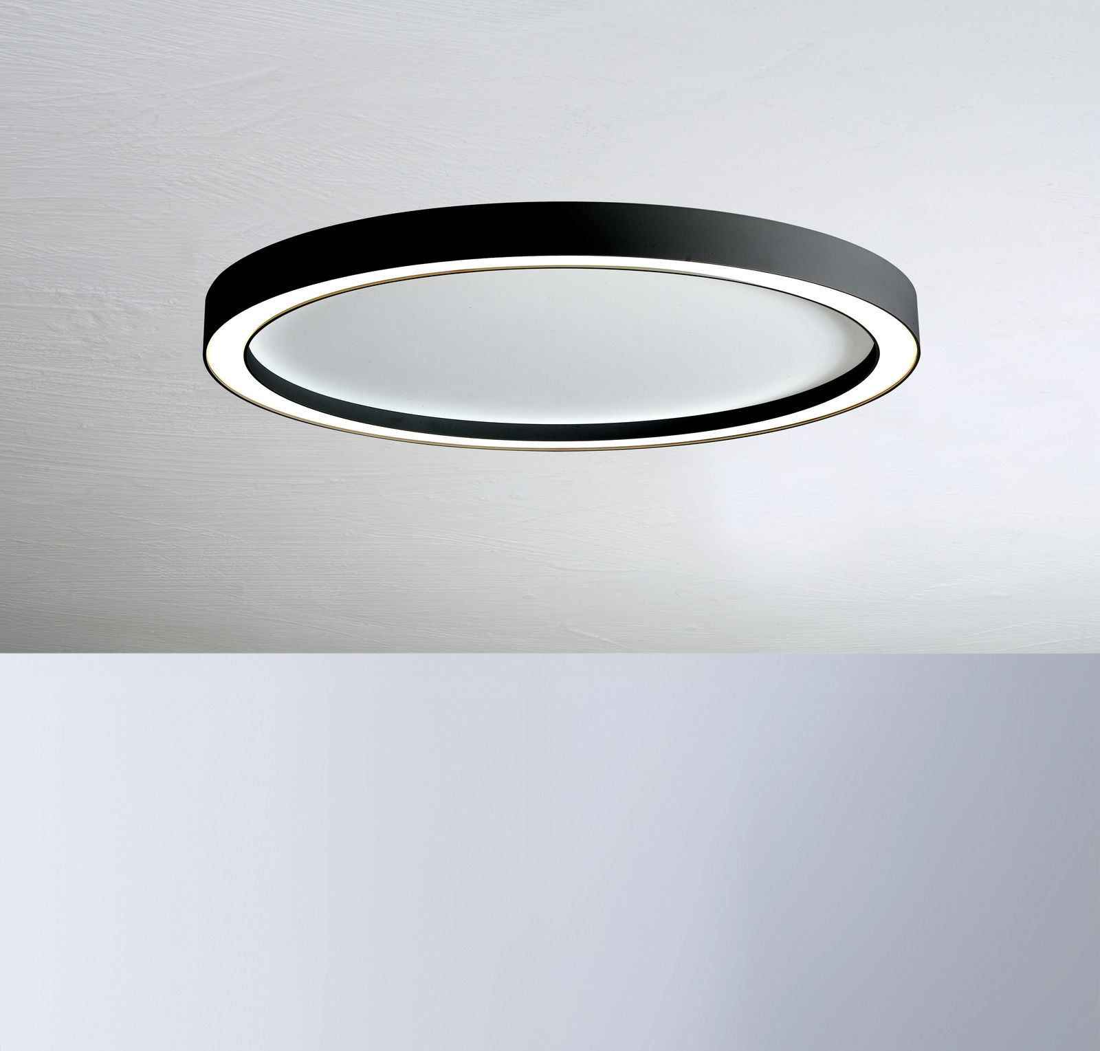 Moderne Deckenleuchte AURA von Bopp in schwarzem Design, seitliche Perspektive