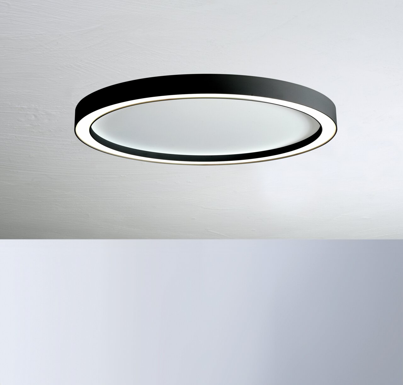 Moderne Deckenleuchte AURA von Bopp in schwarzem Design, seitliche Perspektive