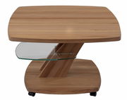 Moderner Couchtisch aus Holz mit Glasablage, seitliche Perspektive