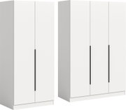 Zwei moderne weiße Kleiderschränke mit langen schwarzen Griffen, links zweitürig und rechts dreitürig, in schräger Frontansicht vor weißem Hintergrund