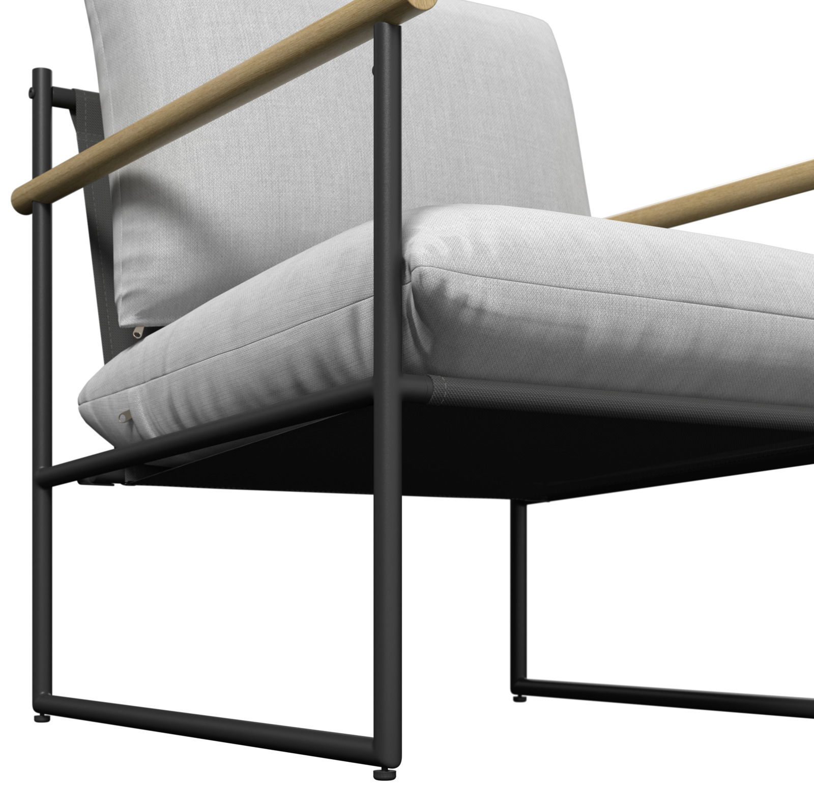 Nahaufnahme eines modernen Gartenstuhls mit grauem Kissen und Holzarmlehne, seitliche Perspektive.