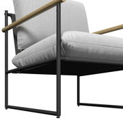 Nahaufnahme eines modernen Gartenstuhls mit grauem Kissen und Holzarmlehne, seitliche Perspektive.