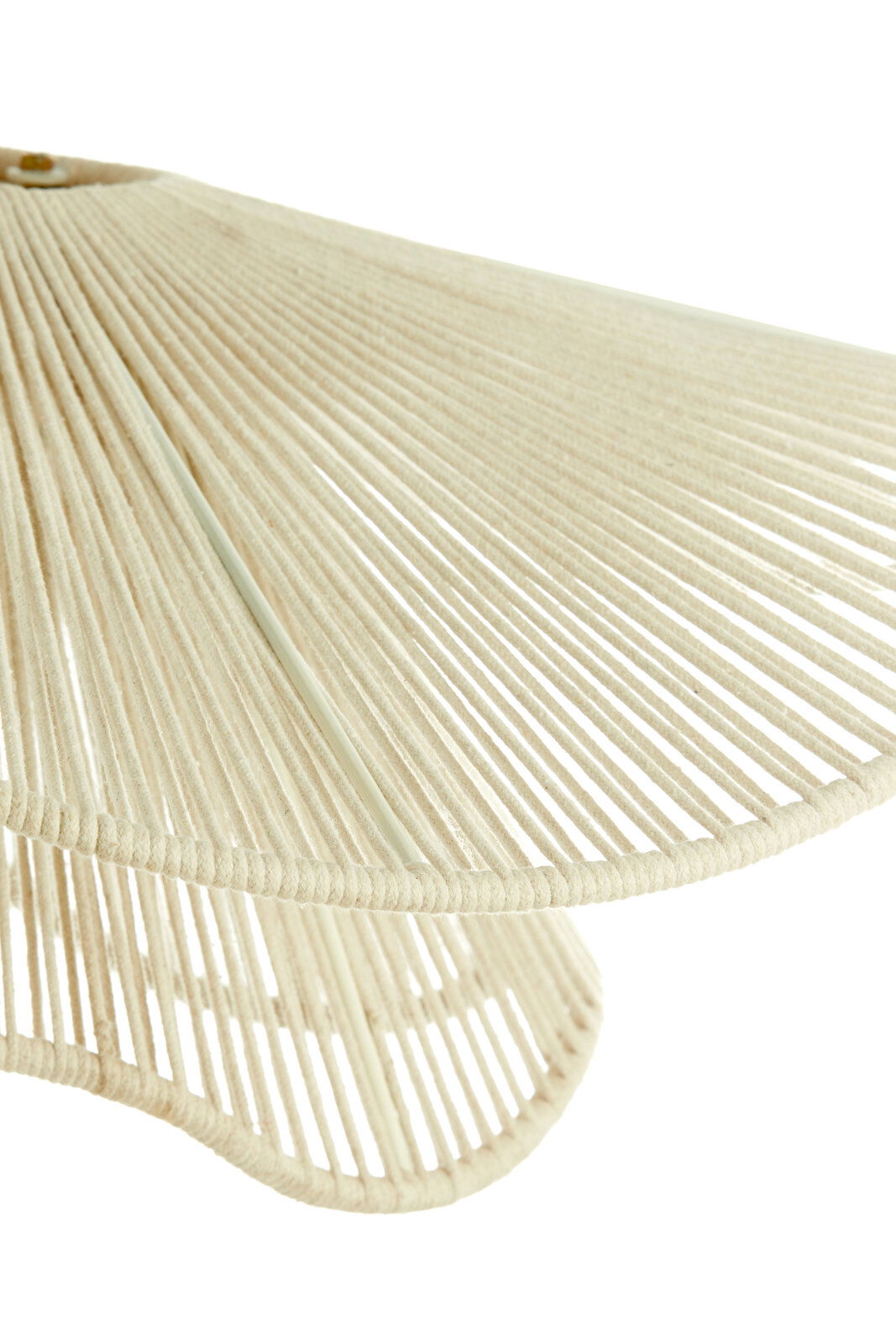 Nahaufnahme einer Hängeleuchte mit einem Schirm aus beigem, geflochtenem Material, seitliche Perspektive.