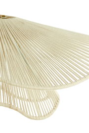 Nahaufnahme einer Hängeleuchte mit einem Schirm aus beigem, geflochtenem Material, seitliche Perspektive.