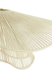 Nahaufnahme einer Hängeleuchte mit einem Schirm aus beigem, geflochtenem Material, seitliche Perspektive.