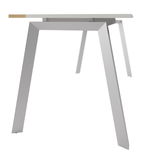 Moderner Schreibtisch mit schrägen Metallbeinen, seitliche Perspektive