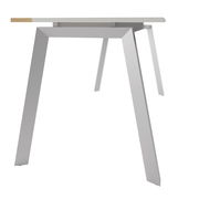 Moderner Schreibtisch mit schrägen Metallbeinen, seitliche Perspektive