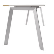 Moderner Schreibtisch mit schrägen Metallbeinen, seitliche Perspektive