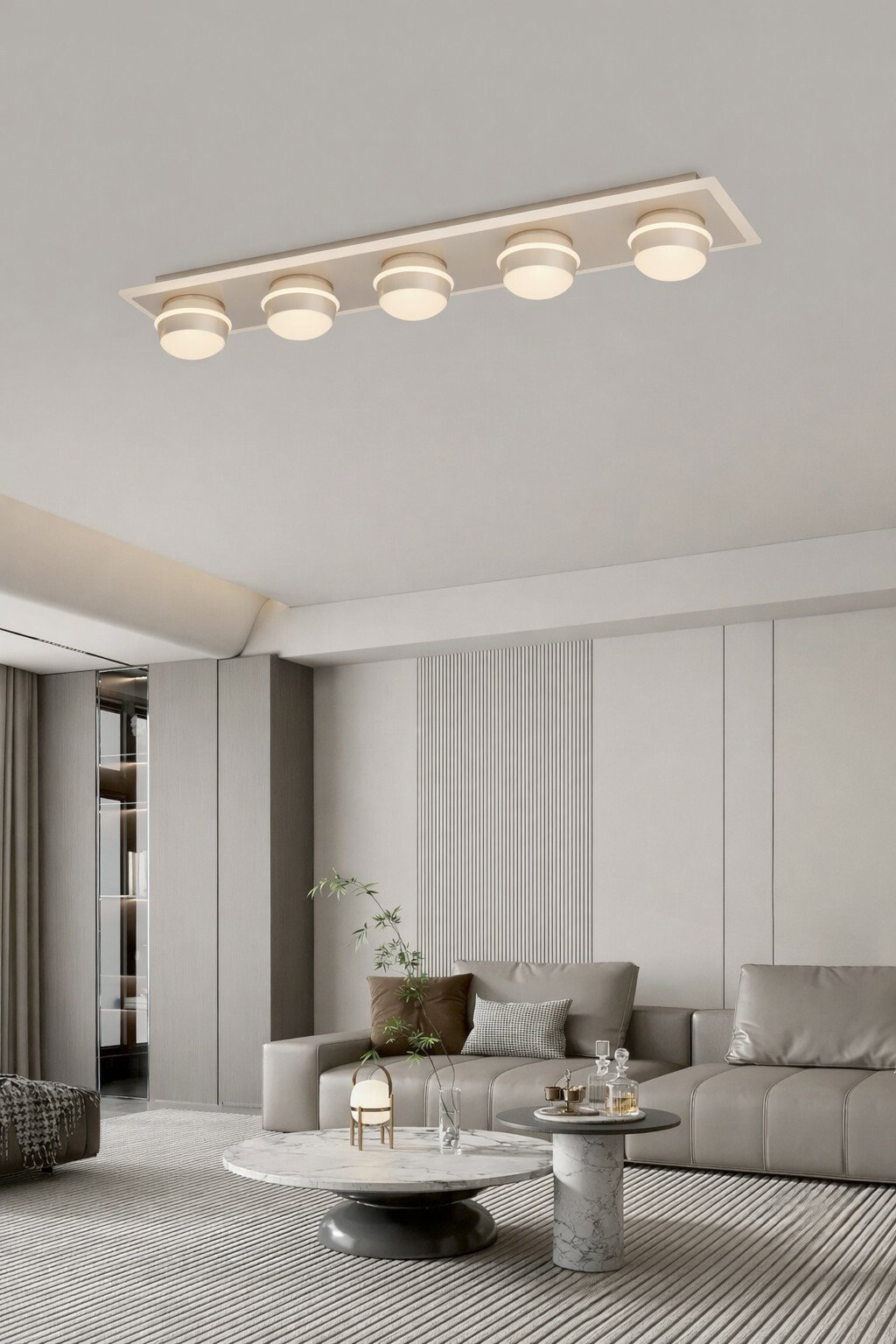 Moderne LED-Deckenleuchte mit fünf runden Leuchtelementen, von unten betrachtet in einem stilvollen Wohnzimmer.