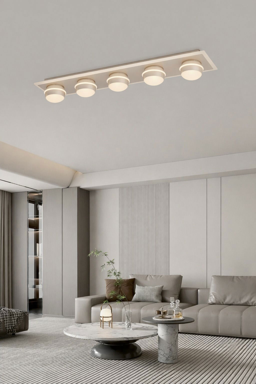 Moderne LED-Deckenleuchte mit fünf runden Leuchtelementen, von unten betrachtet in einem stilvollen Wohnzimmer.