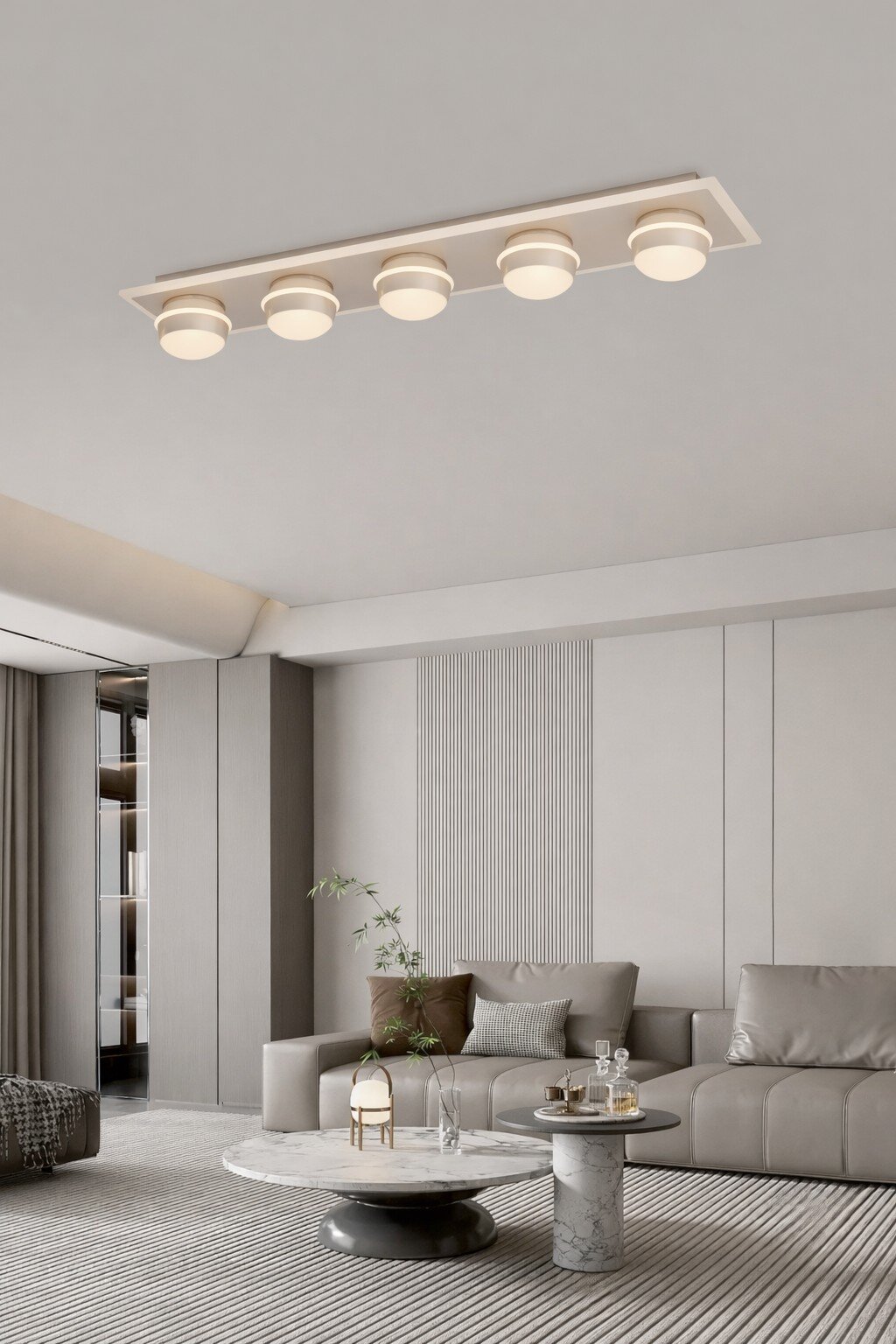 Moderne led-plafondlamp met vijf ronde lichtelementen, van onderaf gezien in een stijlvolle woonkamer.