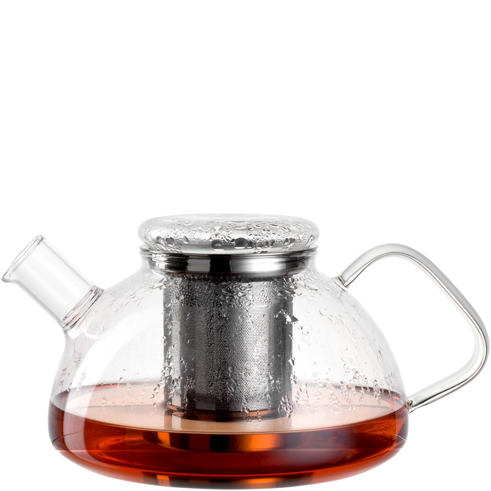 Transparente Glas-Teekanne mit Edelstahl-Teesieb und Glasdeckel, teilweise mit bernsteinfarbenem Tee gefüllt, Seitenansicht leicht von vorne