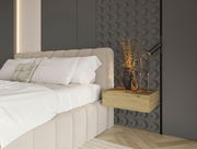 Hängende Nachtkonsole aus Holz neben einem Bett, mit dekorativen Elementen darauf, seitliche Perspektive