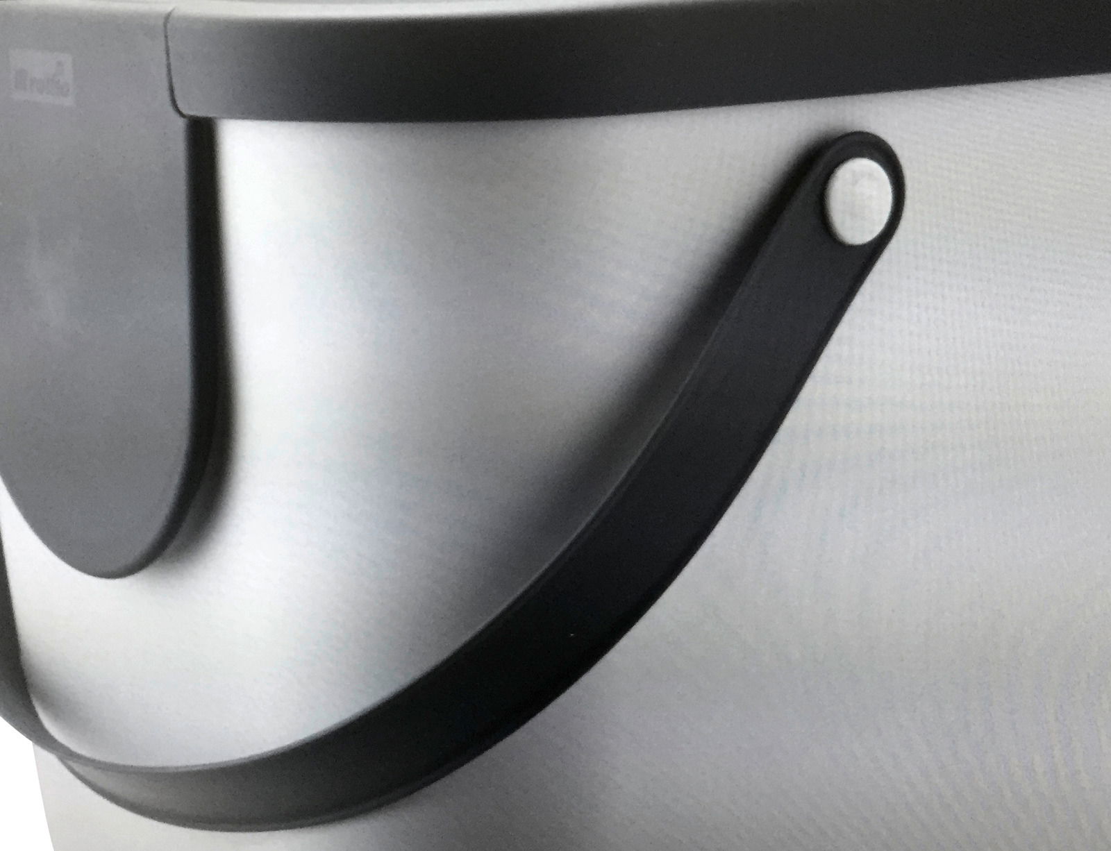 Nahaufnahme eines Recycling-Müllsystems mit grauem Deckel und schwarzem Griff, seitliche Perspektive