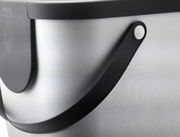 Nahaufnahme eines Recycling-Müllsystems mit grauem Deckel und schwarzem Griff, seitliche Perspektive