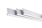 Moderne Pendelleuchte aus Aluminium, seitliche Perspektive, mit drei rechteckigen Elementen in gestaffelter Anordnung.
