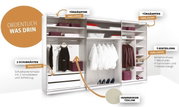 Schwebetürenschrank mit geöffneter Frontansicht, zeigt Innenaufteilung mit Schubkästen, Kleiderstangen und Regalböden, inklusive Türdämpfer und T-Einteilung.