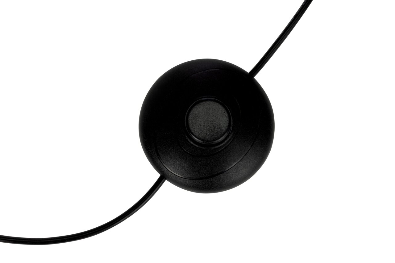 Nahaufnahme eines schwarzen Fußschalters für eine LED-Stehleuchte, von oben betrachtet.
