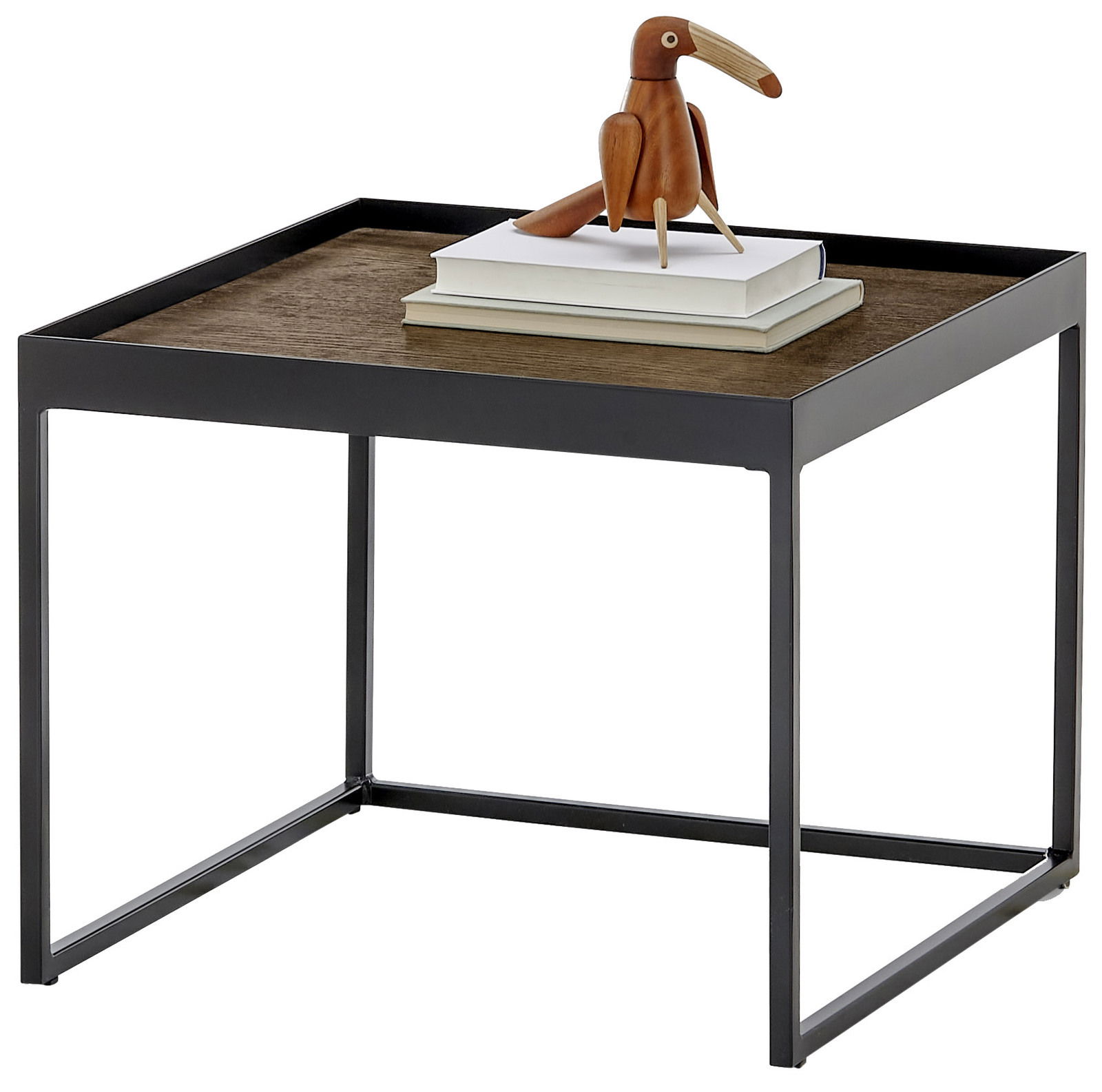 Moderner Beistelltisch mit schwarzem Metallrahmen und Holzplatte, darauf Bücher und eine Holzfigur, seitliche Perspektive