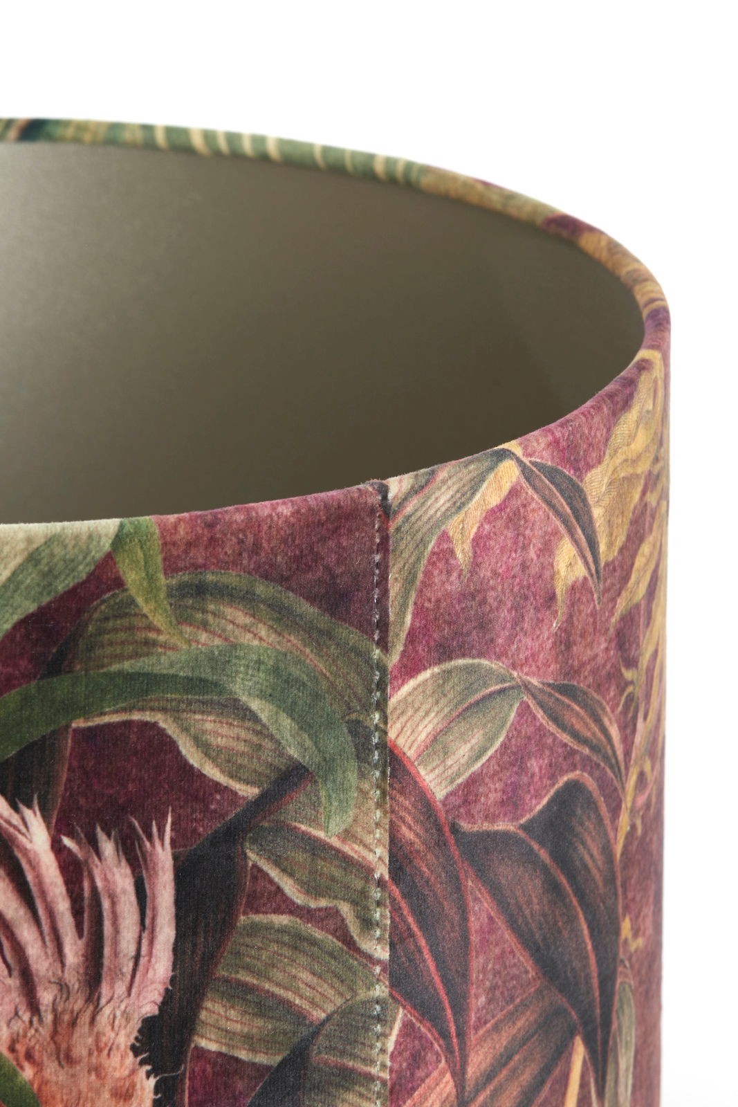 Nahaufnahme eines zylindrischen Lampenschirms mit floralem Muster in Rot- und Grüntönen, seitliche Perspektive.