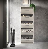 Schuhkipper mit fünf Fächern, frontal fotografiert, gefüllt mit verschiedenen Schuhen, in einem modernen Raum mit grauer Wand und Regenschirmständer.