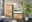 Moderne Badkombination aus Holz mit Waschbecken, Spiegel und Schrank, frontal betrachtet.