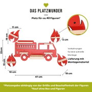 Frontansicht: Rotes Feuerwehrwagen-Wandregal aus Holz mit mehreren kleinen Ablagen in Flammenform, ca. 47 cm breit und 22 cm hoch, Platz für ca. 40 Figuren, inkl. Vorbohrungen und Montagematerial.
