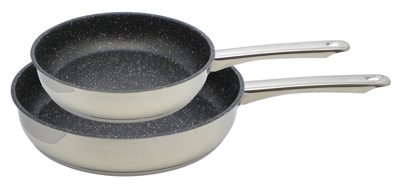 Zwei übereinander gestapelte Pfannen mit Marmorbeschichtung und silbernen Griffen, seitliche Perspektive.