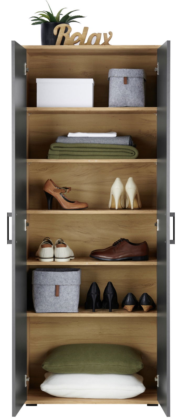 Vorderansicht eines XL-Schuhschranks mit offenen Türen, gefüllt mit Schuhen, Körben und Kissen, dekoriert mit einer Pflanze und einem 'Relax'-Schriftzug oben.