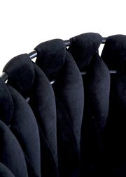 Nahaufnahme eines schwarzen Sessels mit gepolsterten, geflochtenen Elementen und Metallrahmen, von oben betrachtet.