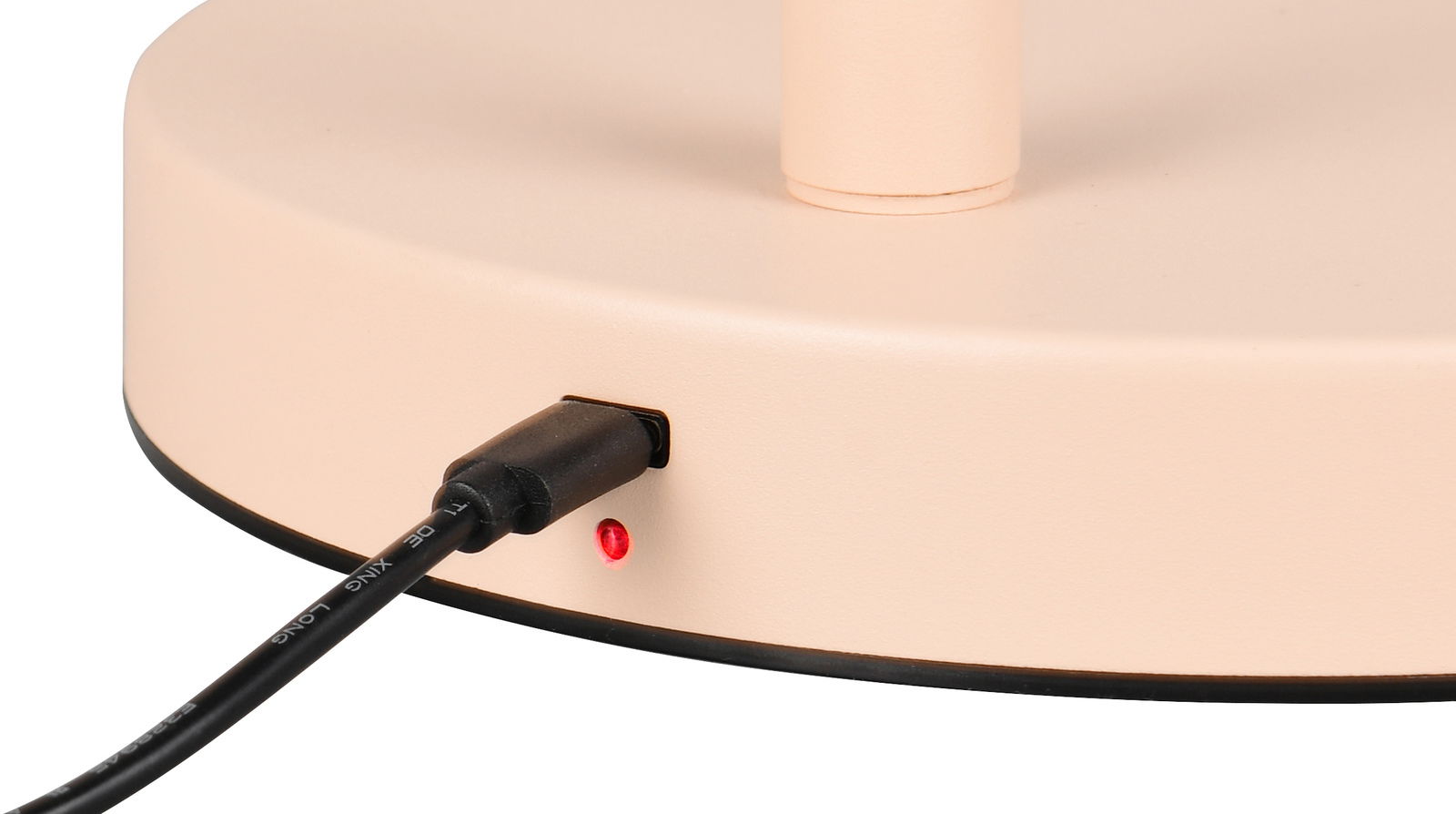 Nahaufnahme der Basis einer Akku-Stehleuchte mit angeschlossenem Ladekabel und leuchtender LED-Anzeige.