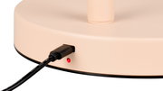 Nahaufnahme der Basis einer Akku-Stehleuchte mit angeschlossenem Ladekabel und leuchtender LED-Anzeige.