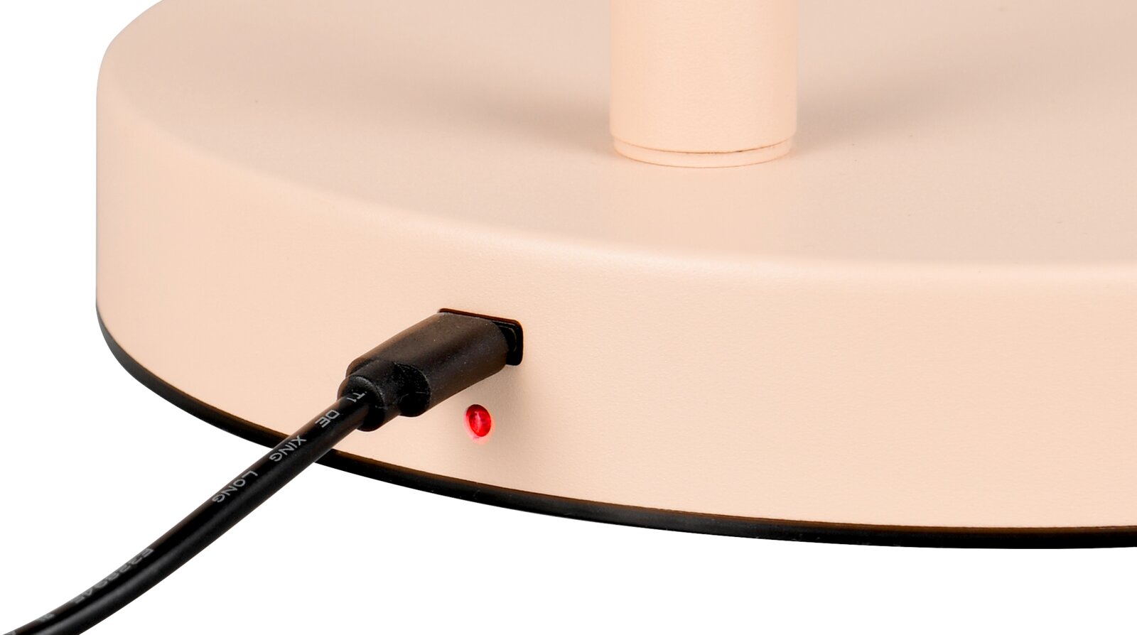 Nahaufnahme der Basis einer Akku-Stehleuchte mit angeschlossenem Ladekabel und leuchtender LED-Anzeige.