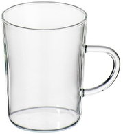 Transparente Glas-Tasse mit Henkel, seitliche Ansicht vor weißem Hintergrund
