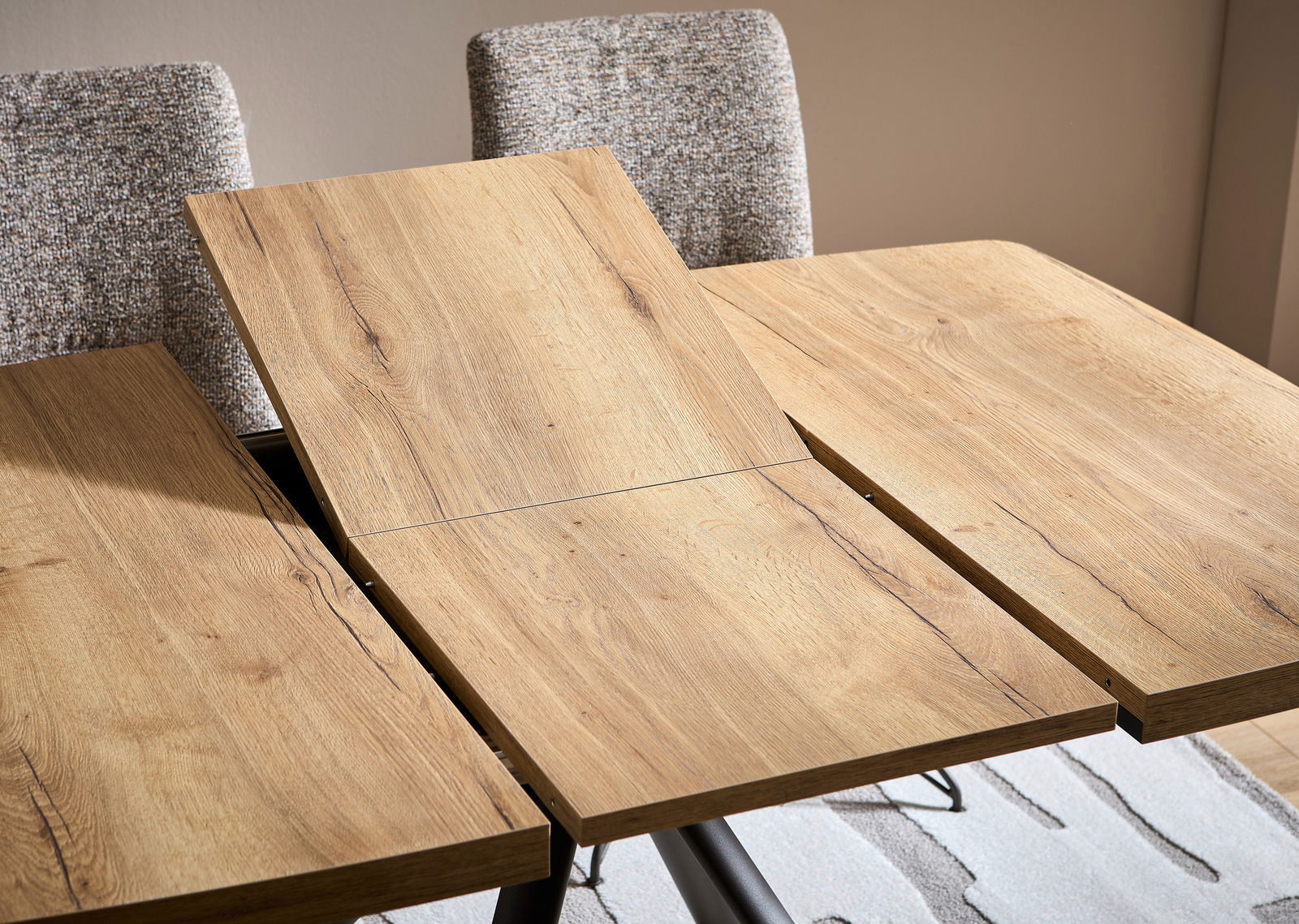 Esstisch aus Holz mit erweiterbarer Tischplatte, Perspektive von oben