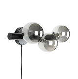 Moderne Wandleuchte mit drei rauchgrauen Glaskugeln, seitliche Perspektive